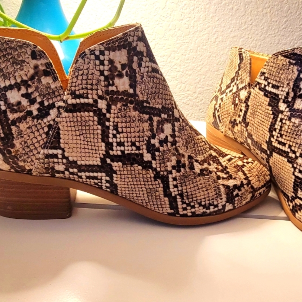EXPRESS Snake Skin Print Anle Boots